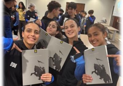 Chicas con material universitario